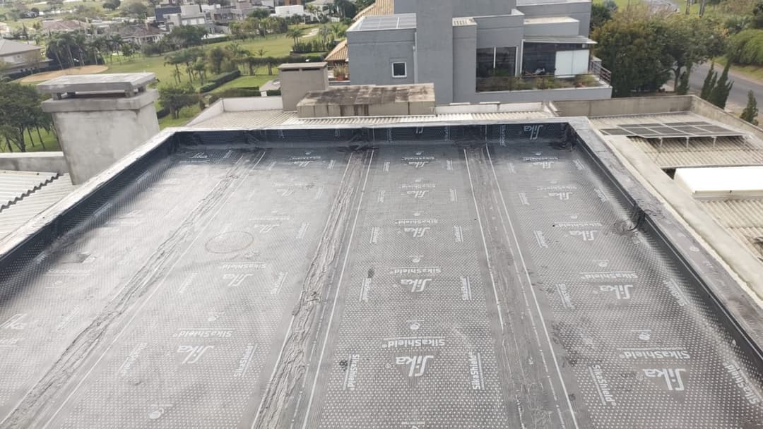 Visão geral de uma laje exposta após a conclusão do serviço de impermeabilização.