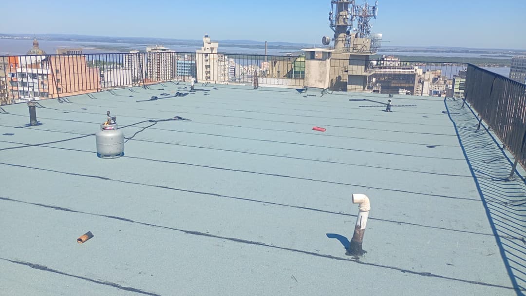 Impermeabilização de uma pequena laje em área de serviço residencial.