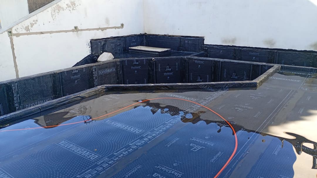 Tratamento de juntas de dilatação em uma laje de estacionamento como parte do processo de impermeabilização.