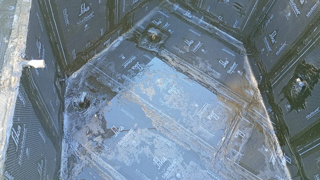 Piscina totalmente impermeabilizada com sistema flexível, pronta para teste de estanqueidade.